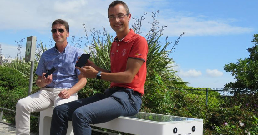 Aux Sables-d’Olonne, un banc public pour recharger son téléphone portable